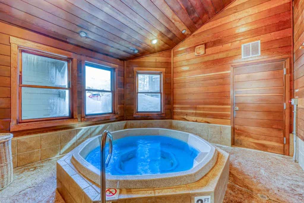 Newly updated home near gondola with pool, hot tubs, fireplace & washer/dryer