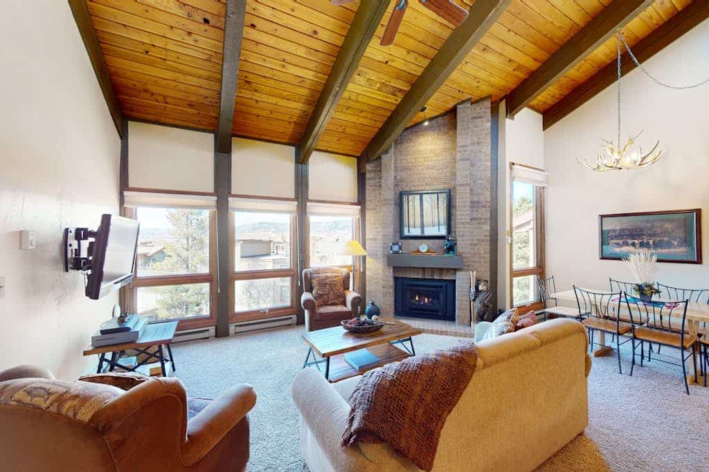 Charming ski getaway with fast WiFi, fireplace, pool & hot tubs