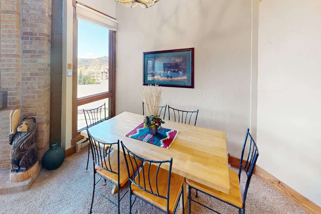 Charming ski getaway with fast WiFi, fireplace, pool & hot tubs