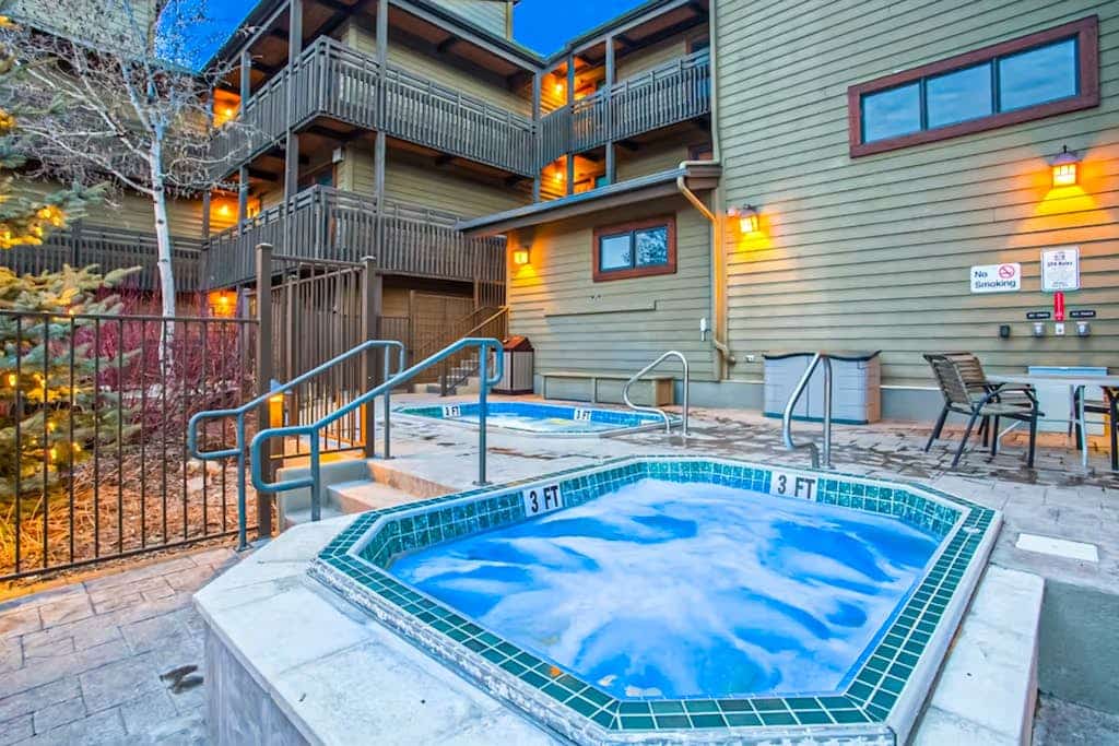 Conveniently located condo with full kitchen, wifi, shared pool & hot tub