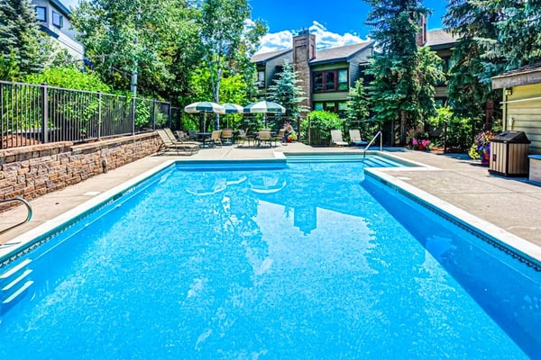 Conveniently located condo with full kitchen, wifi, shared pool & hot tub