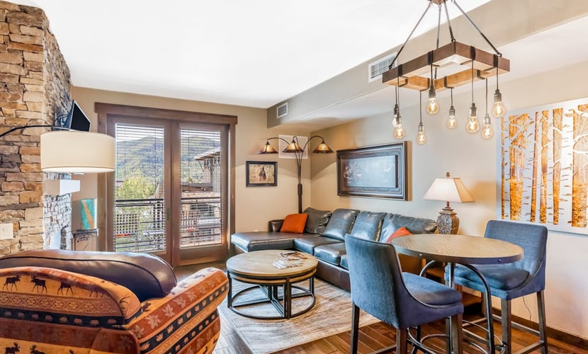 Trailhead Lodge #4110 larger condo with scenic balcony and A/C