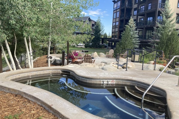 Trailhead Lodge #4110 larger condo with scenic balcony and A/C