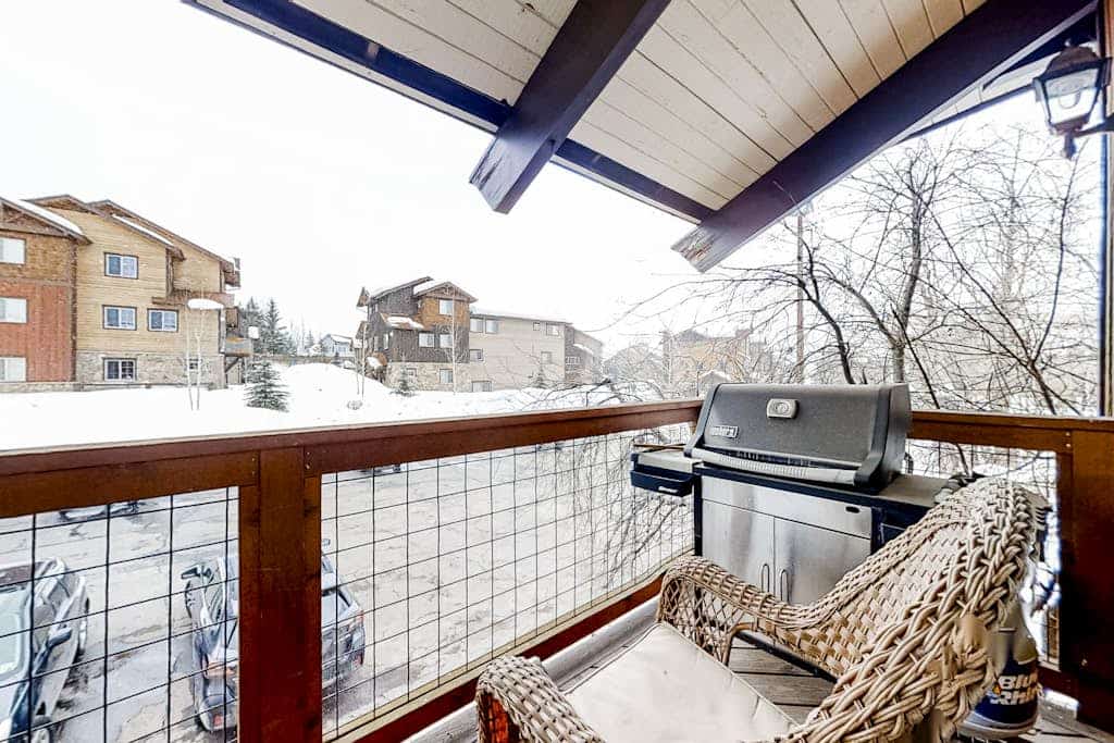Inviting condo with WiFi, wood-burning fireplace & private washer/dryer