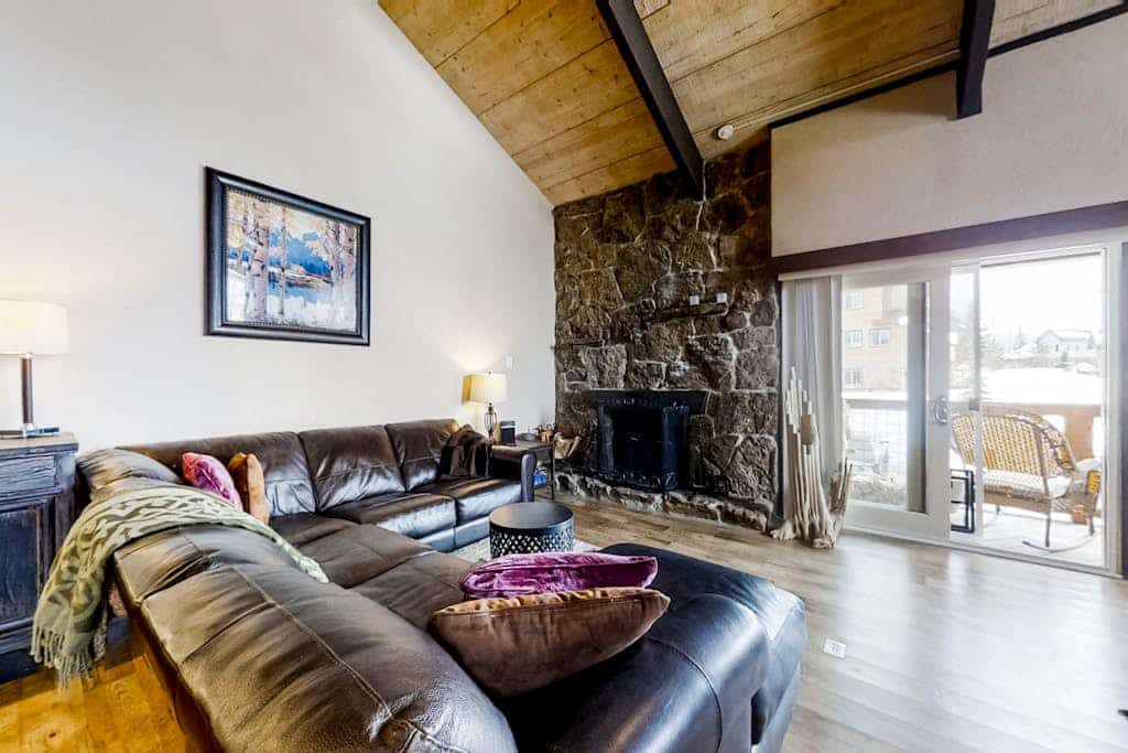 Inviting condo with WiFi, wood-burning fireplace & private washer/dryer