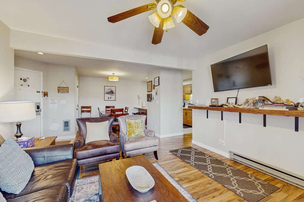 Lovely condo with shared pool, sauna, hot tub, tennis, free WiFi, gas fireplace