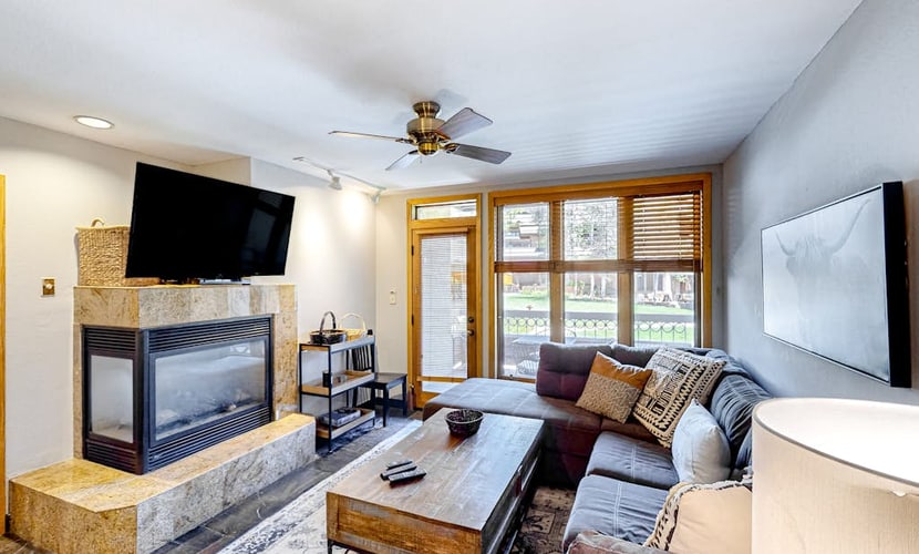 1st-floor condo with 4 heated pools, 10 hot tubs, gym, tennis, sauna, BBQ area