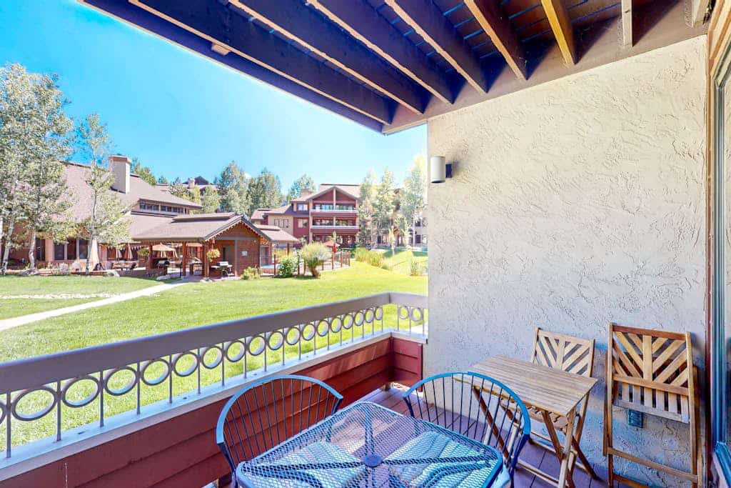 1st-floor condo with 4 heated pools, 10 hot tubs, gym, tennis, sauna, BBQ area