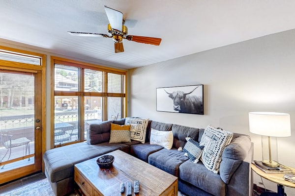 1st-floor condo with 4 heated pools, 10 hot tubs, gym, tennis, sauna, BBQ area