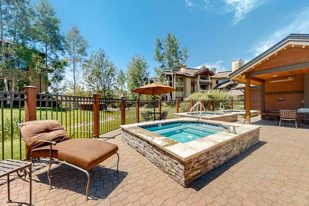 Spacious newly renovated condo w/shared pools, hot tubs, & ski shuttle