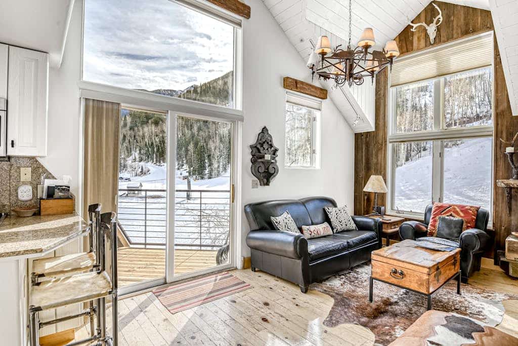 Charming chalet with fireplace, loft & a true ski-in/out location