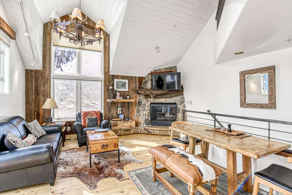 Charming chalet with fireplace, loft & a true ski-in/out location