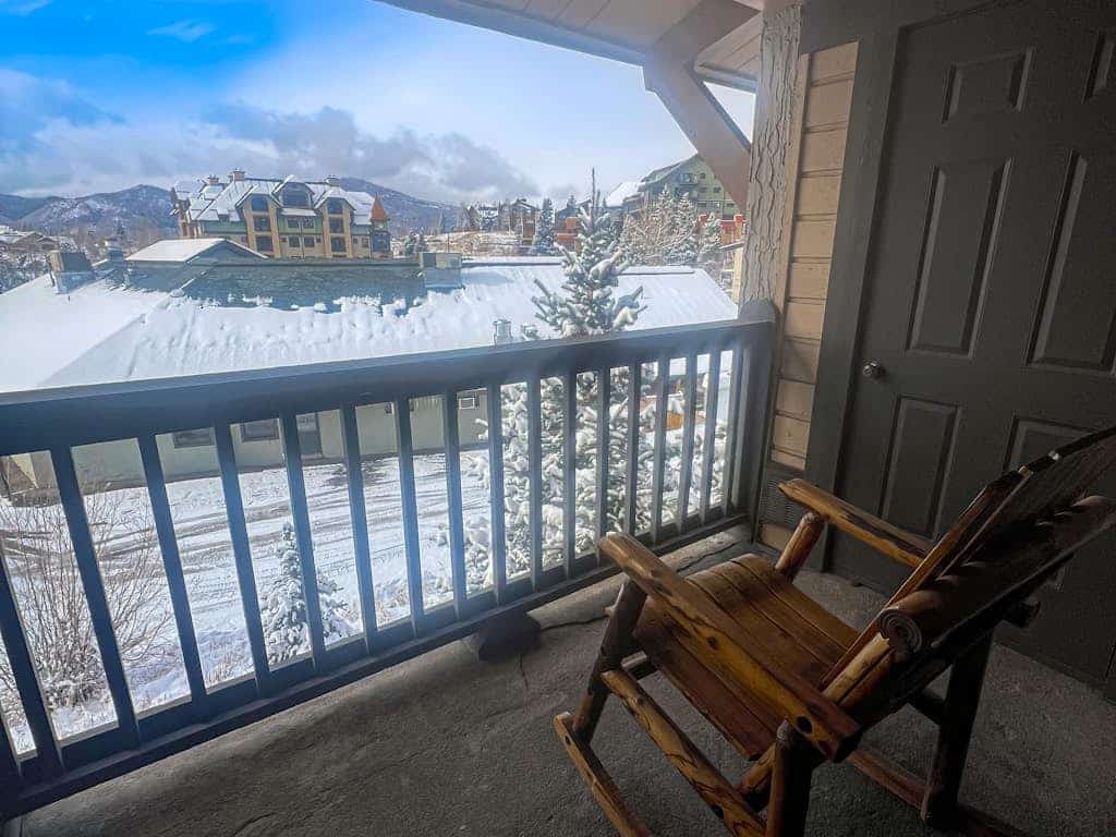 Luxury condo w/ full kitchen, balcony, shared pool & hot tub - great location