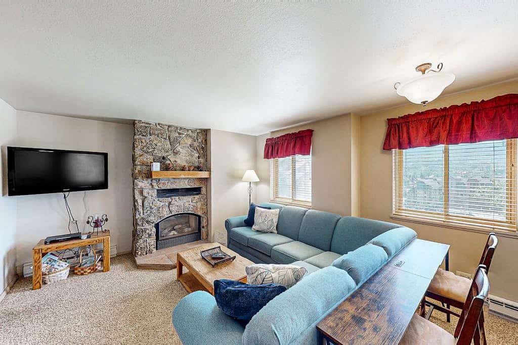 Mountain getaway with modern comforts- pool, hot tub & summer activities; West 3421