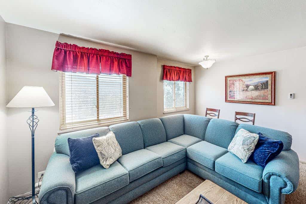 Mountain getaway with modern comforts- pool, hot tub & summer activities; West 3421