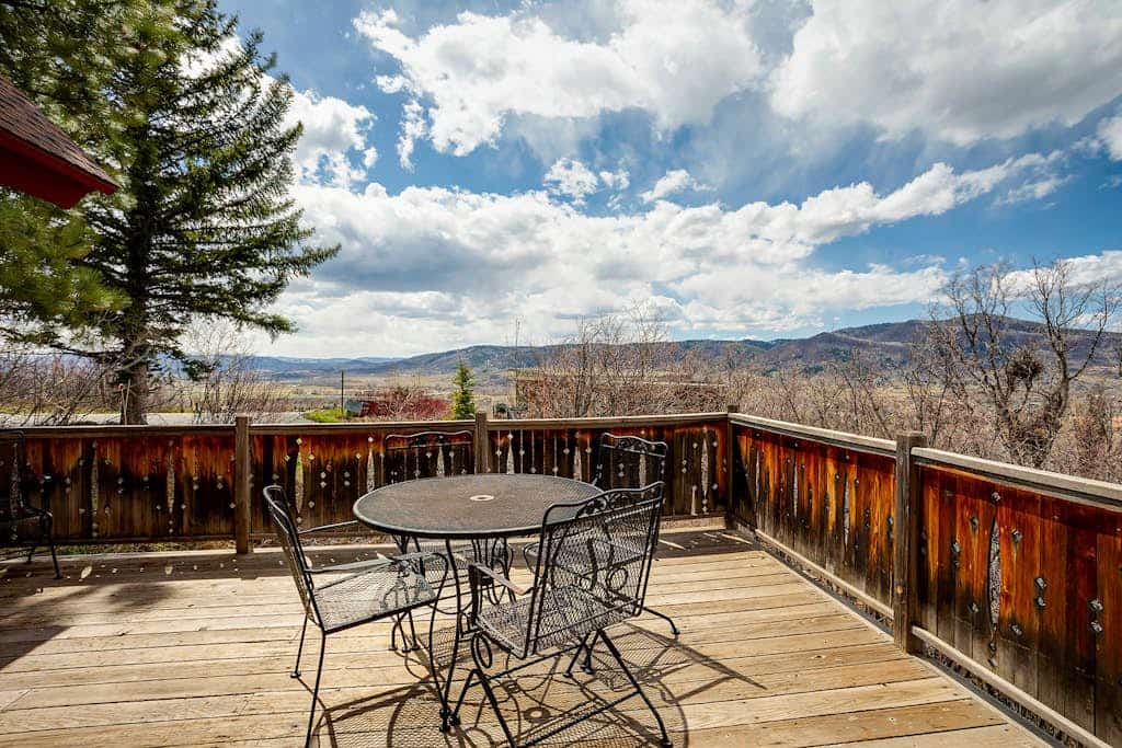 Sunny chalet with private hot tub and convenient bus access to slopes