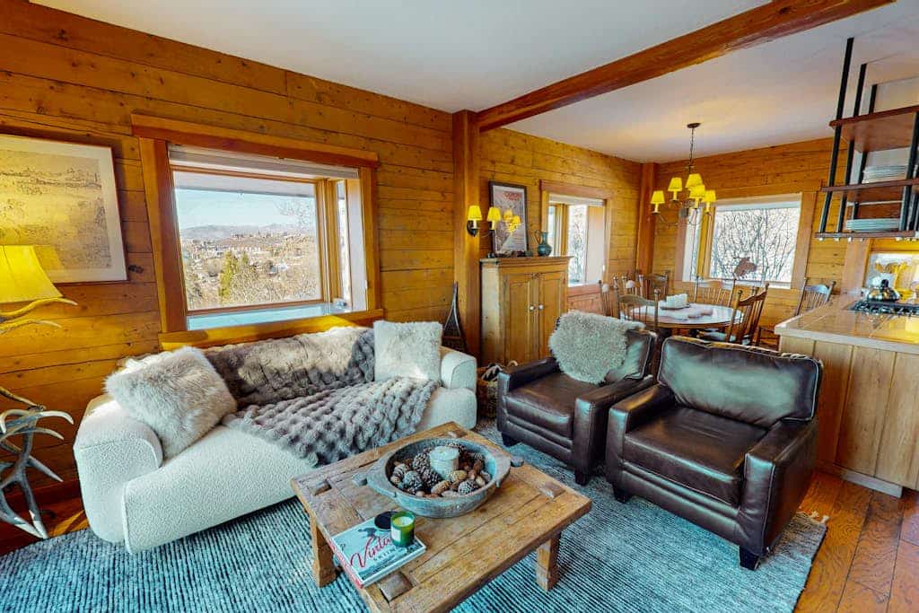 Sunny chalet with private hot tub and convenient bus access to slopes