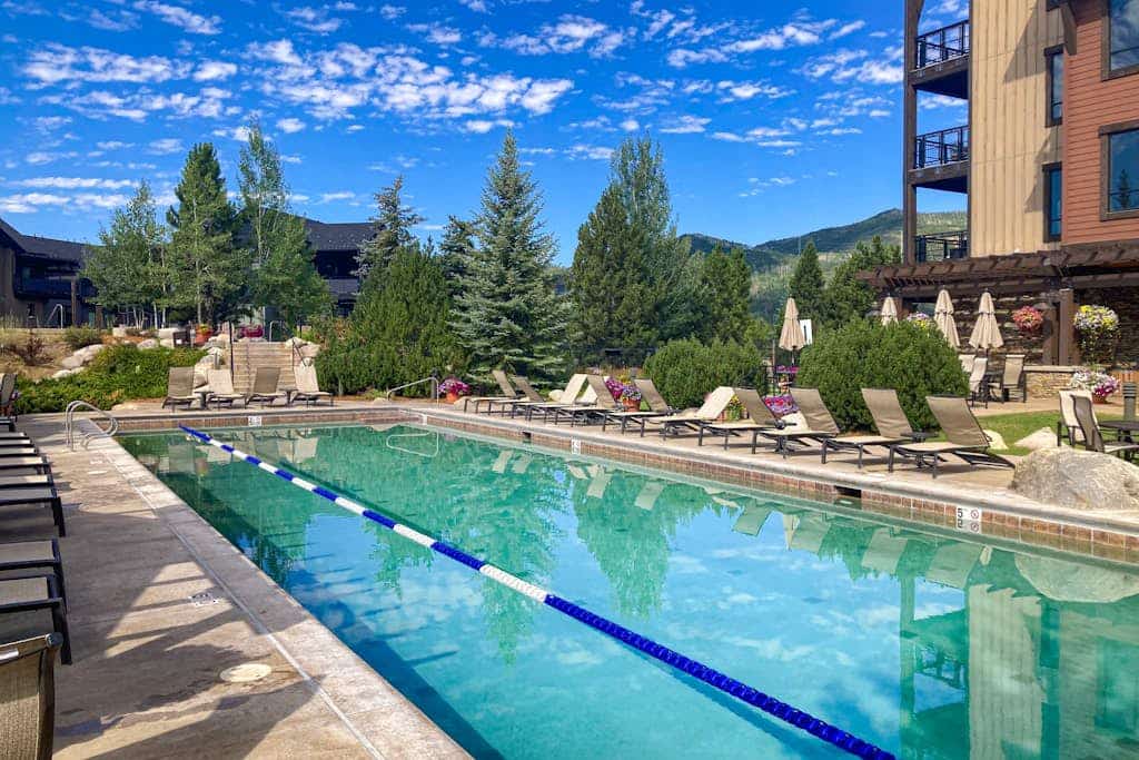 Conveniently located condo w/ wifi, shared pool, hot tub & next to ski lift