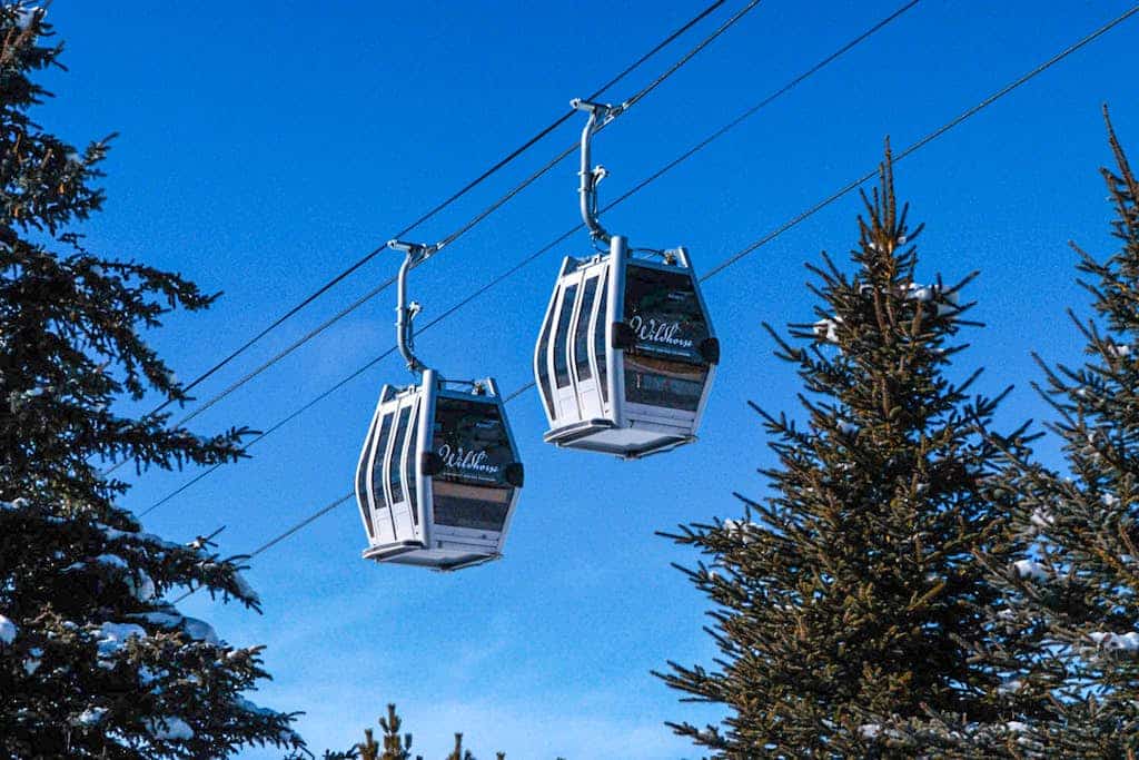 Conveniently located condo w/ wifi, shared pool, hot tub & next to ski lift
