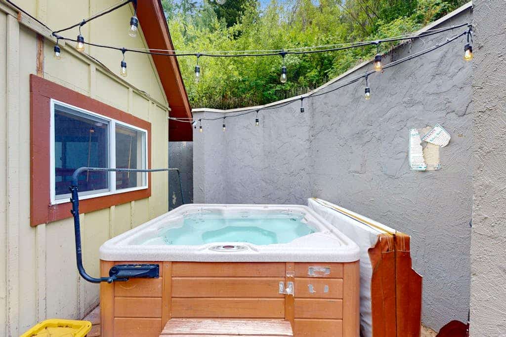 Spacious West Vail condo near shuttle w/ shared hot tub, washer/dryer