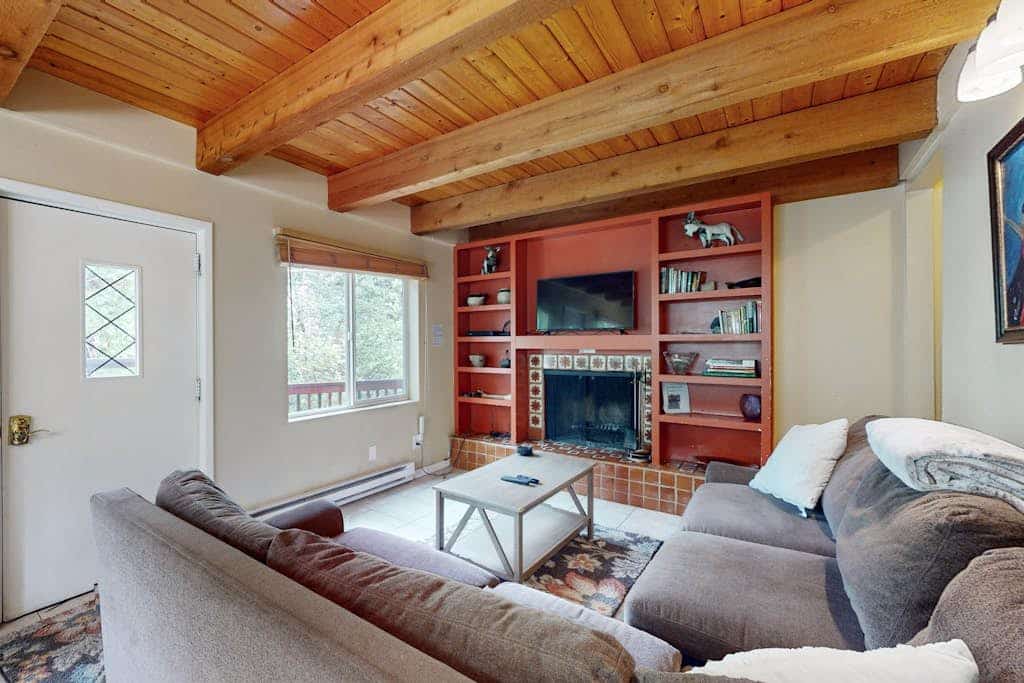 Spacious West Vail condo near shuttle w/ shared hot tub, washer/dryer