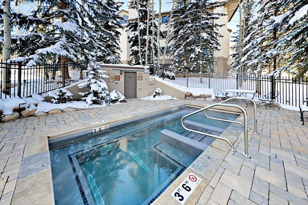 Ski-in/ski-out condo 2 blocks to the village w/hot tub, balcony, creek view