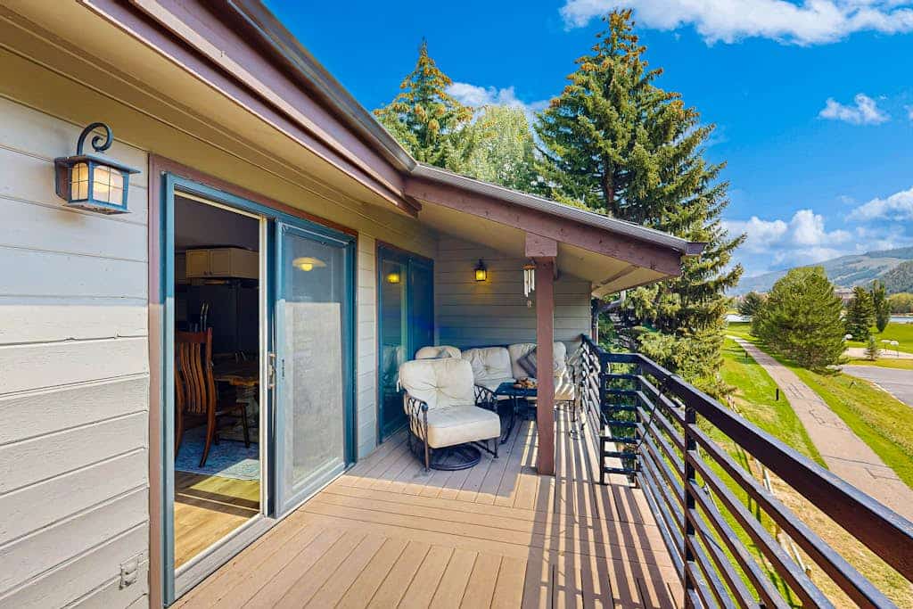 Lakeview Townhome with Mountain-View Balcony | Near Slopes & Lake