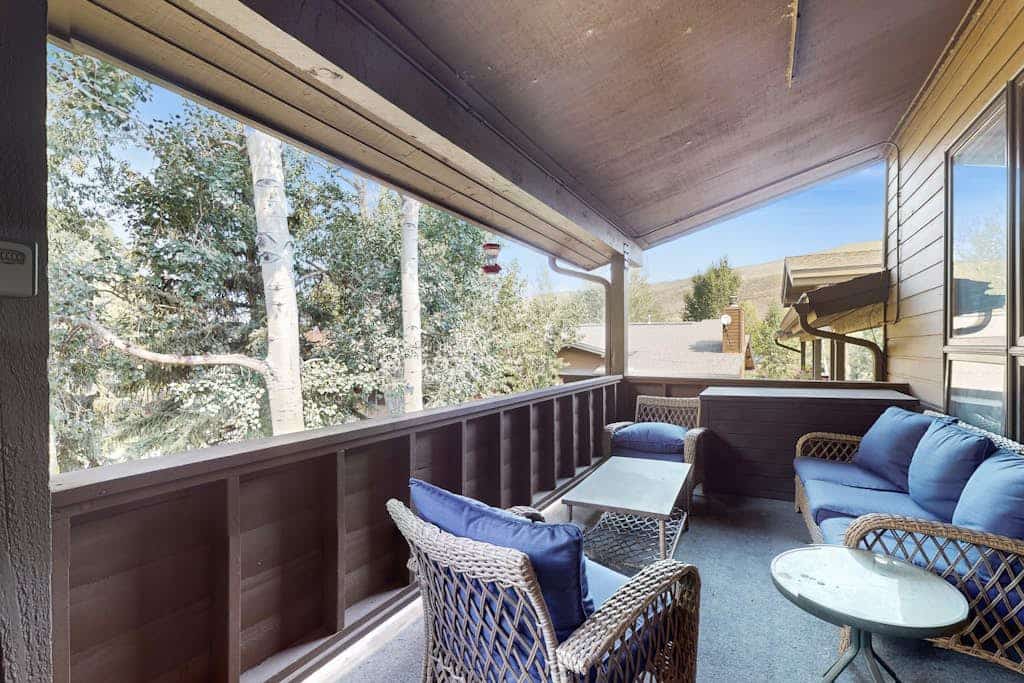Ski escape near the slopes with a wood fireplace, full kitchen, & mountain view