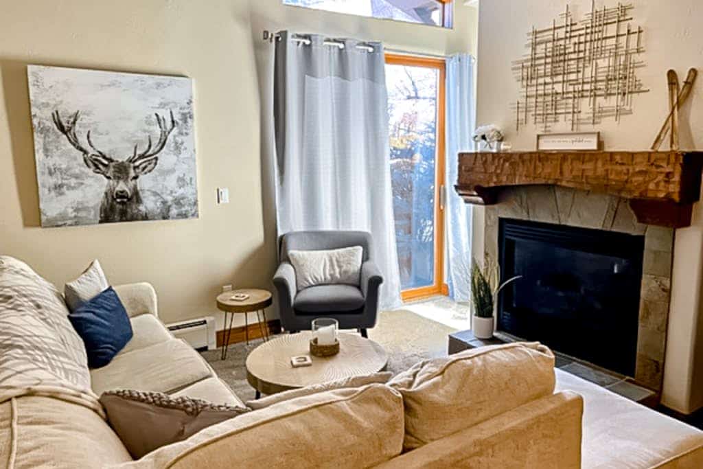 Modern, ground-floor condo near ski shuttles with fireplace, pool, & hot tub