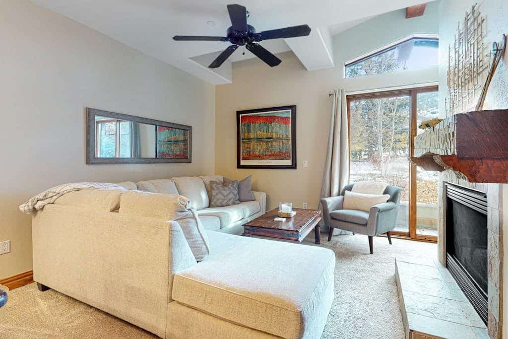 Modern, ground-floor condo near ski shuttles with fireplace, pool, & hot tub