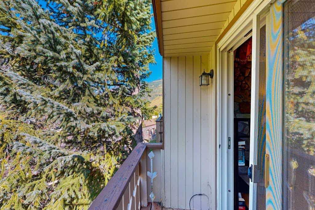 Cozy ski condo with easy access to slopes near hiking and natural beauty