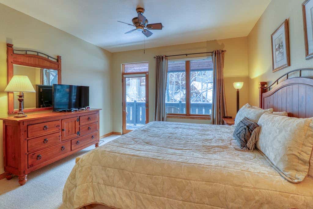 Spruce Tree Lodge #208