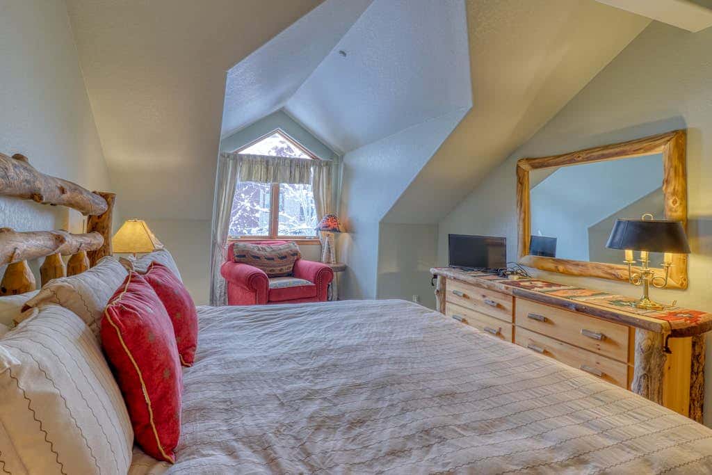 Spruce Tree Lodge #208