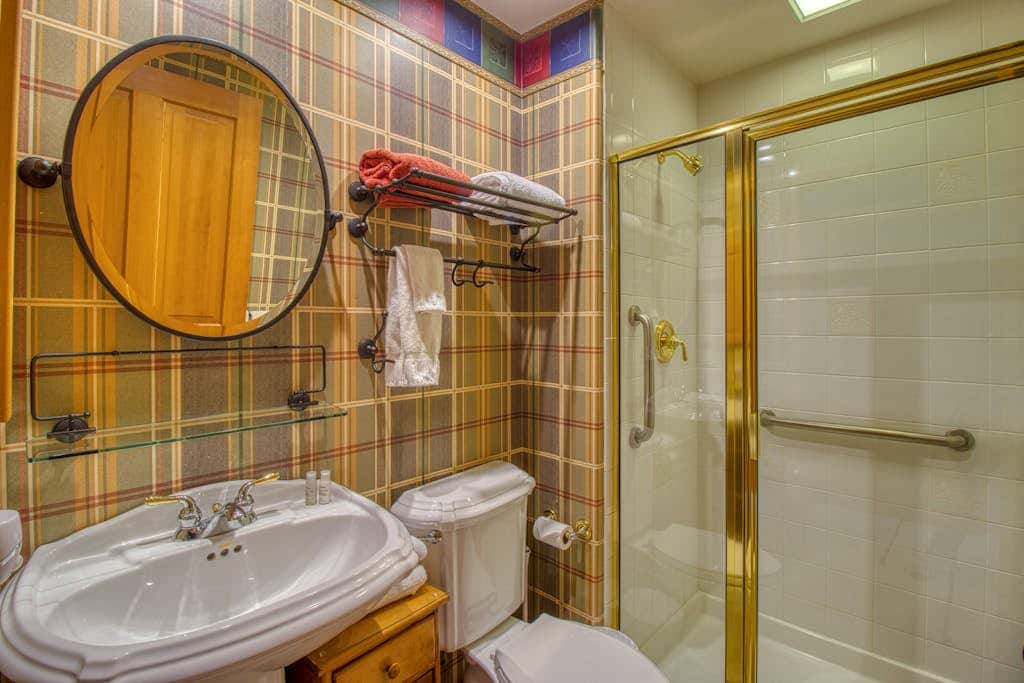 Spruce Tree Lodge #208