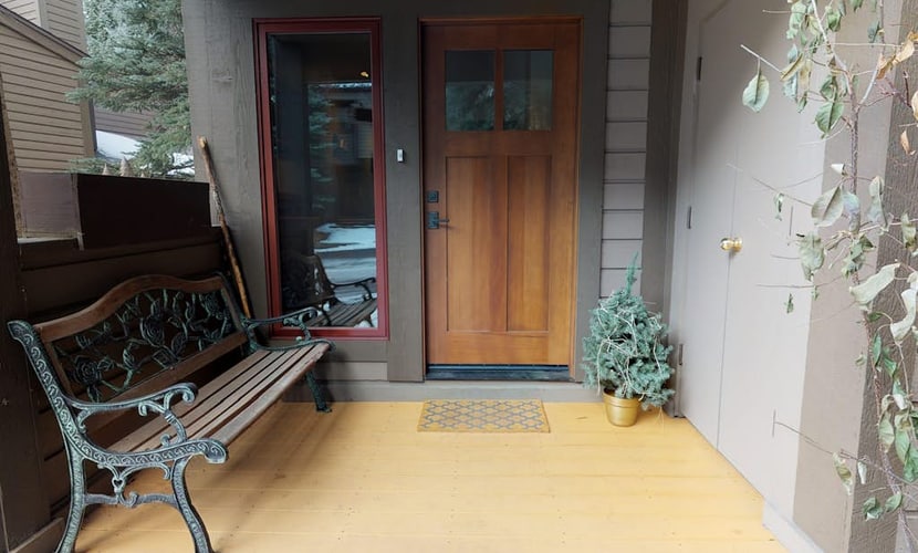 Multi-level Vail home w/deck overlooking pond, equipped w/grill - bus to slopes