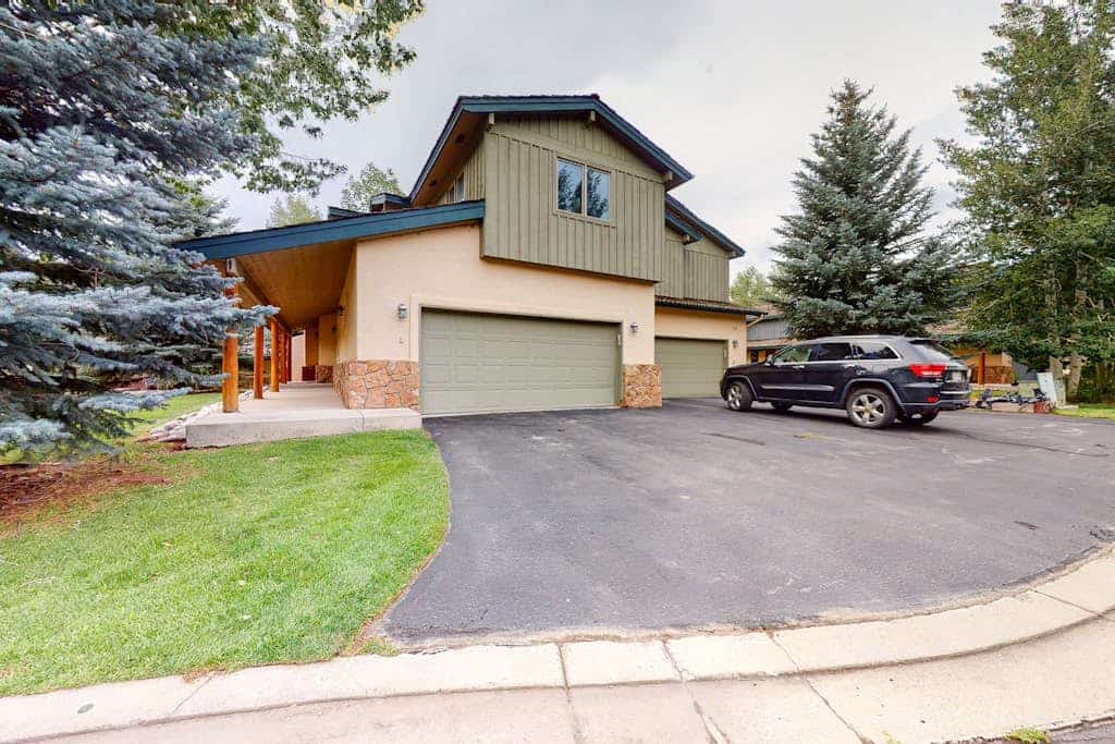 Quiet mountain retreat with deck, fireplace, central AC, & W/D - near ski lifts