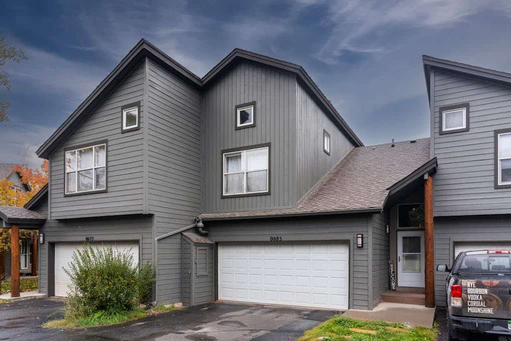 Beautiful downtown townhouse with patio, grill, firepit, fireplace, washer/dryer