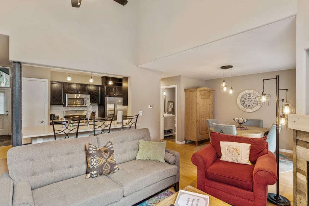 Beautiful downtown townhouse with patio, grill, firepit, fireplace, washer/dryer