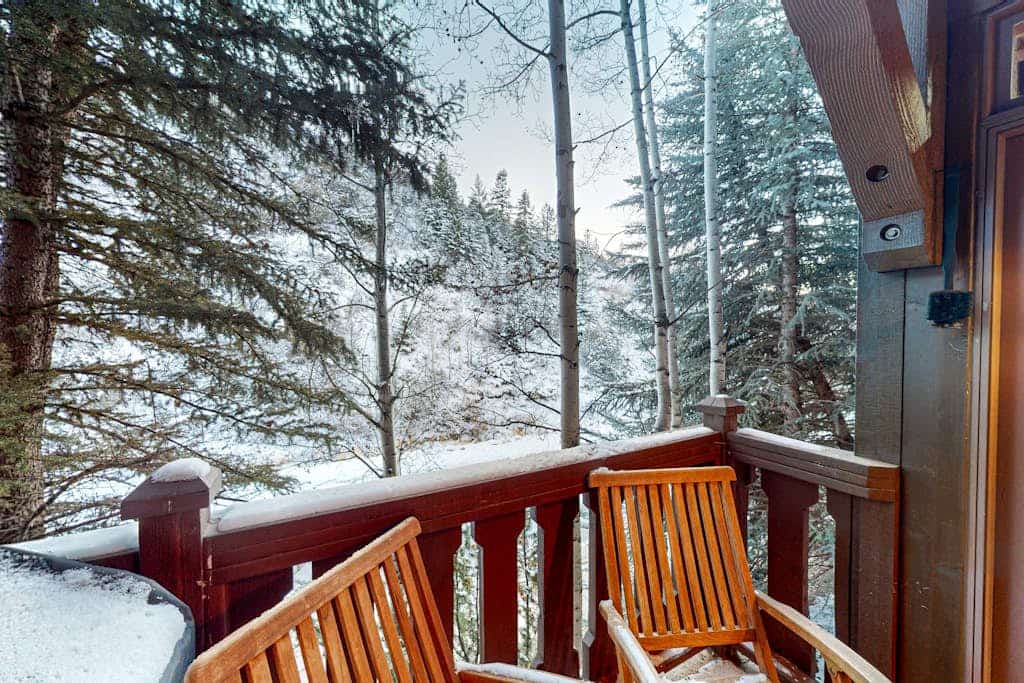 Cozy slope-side stay with excellent resort perks & scenic balcony