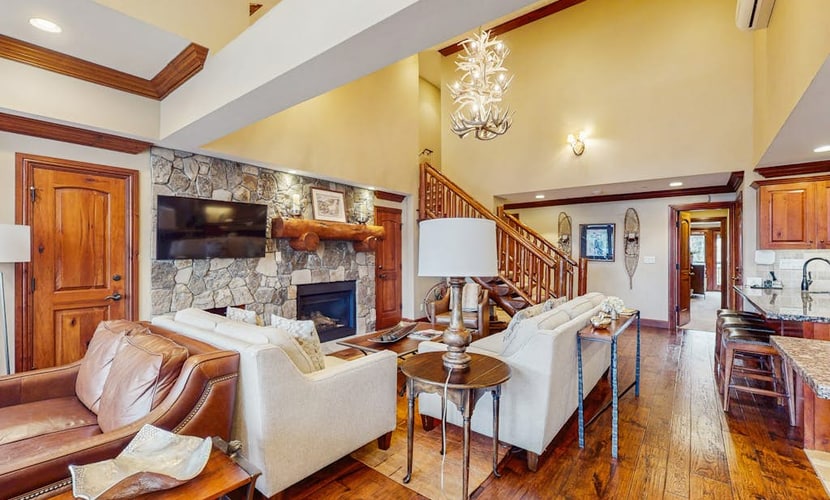 Mountain view condo w/ ski-in/ski-out access + shared hot tubs & pool