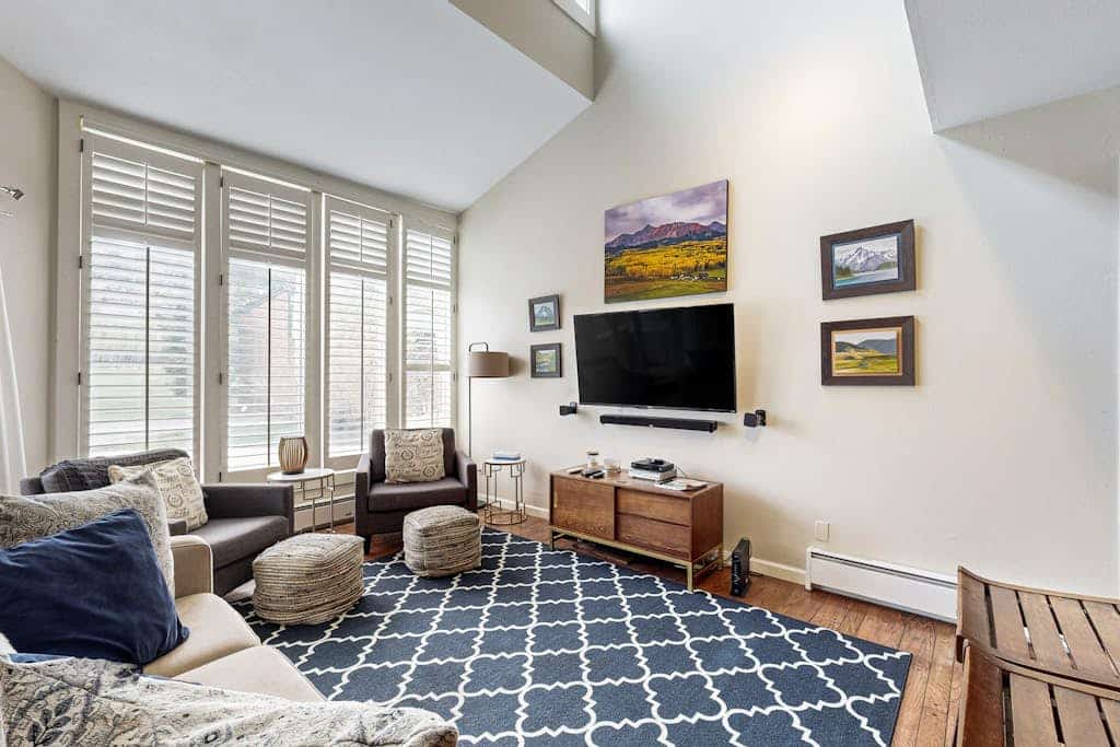 Charming condo near outdoor activities, private washer/dryer, free WiFi