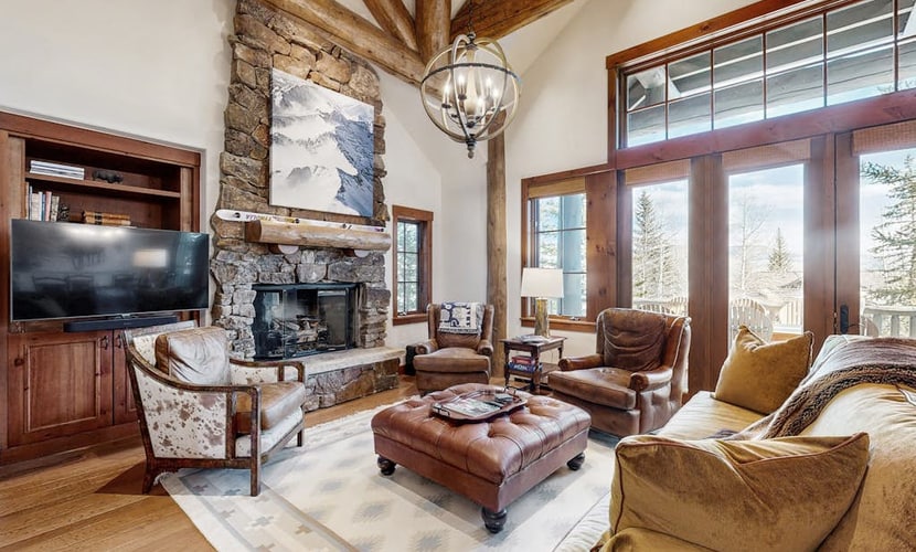 Ski-in ski-out home w/ large kitchen, hot tub & great location