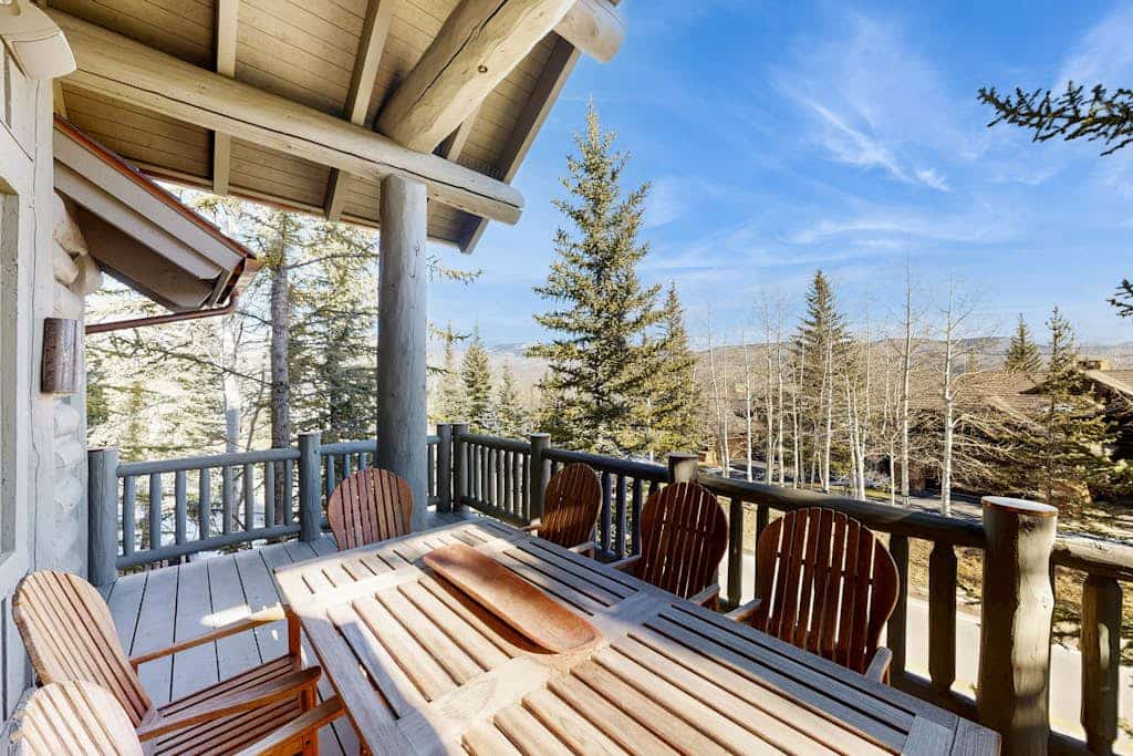 Ski-in ski-out home w/ large kitchen, hot tub & great location