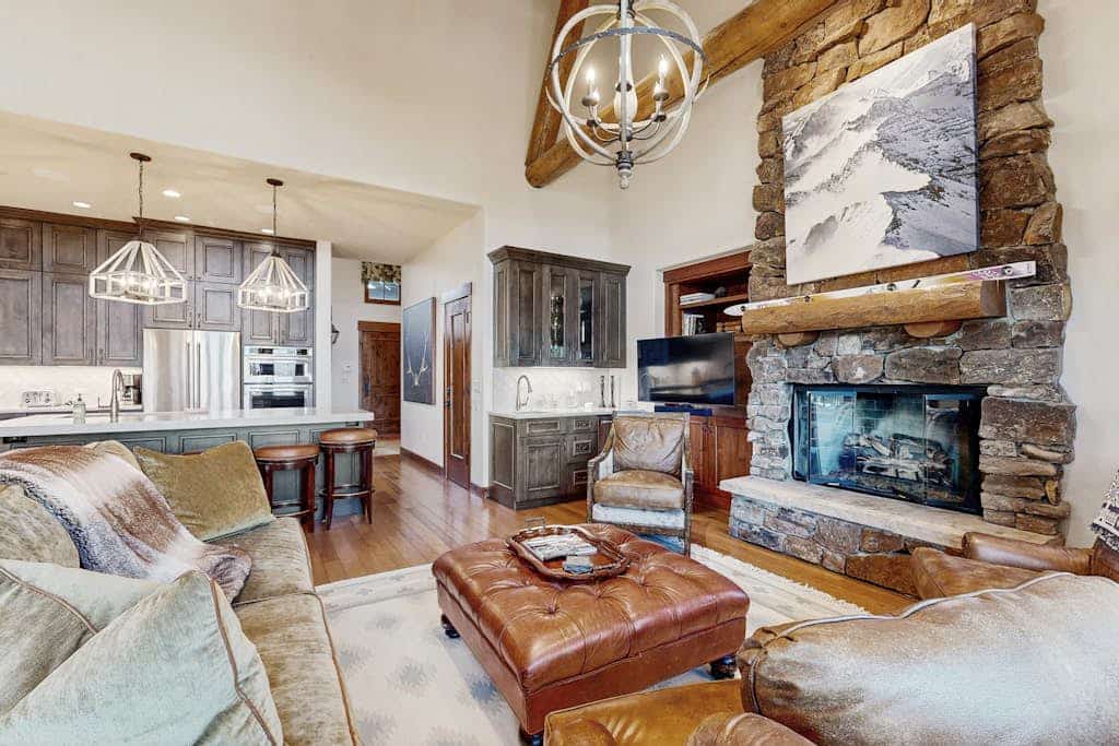 Ski-in ski-out home w/ large kitchen, hot tub & great location