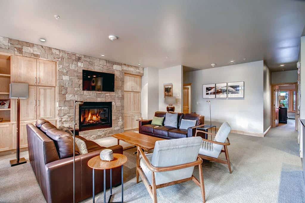 Ski-in/out Lionshead retreat w/ fireplace, fast WiFi, W/D & shared pool/hot tubs