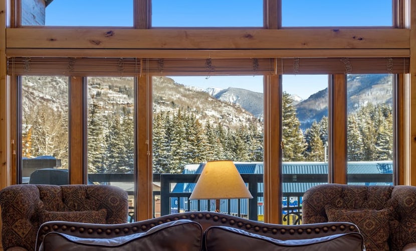Ski-in/out Lionshead home w/ fireplace, W/D, fast WiFi & shared hot tubs/pool