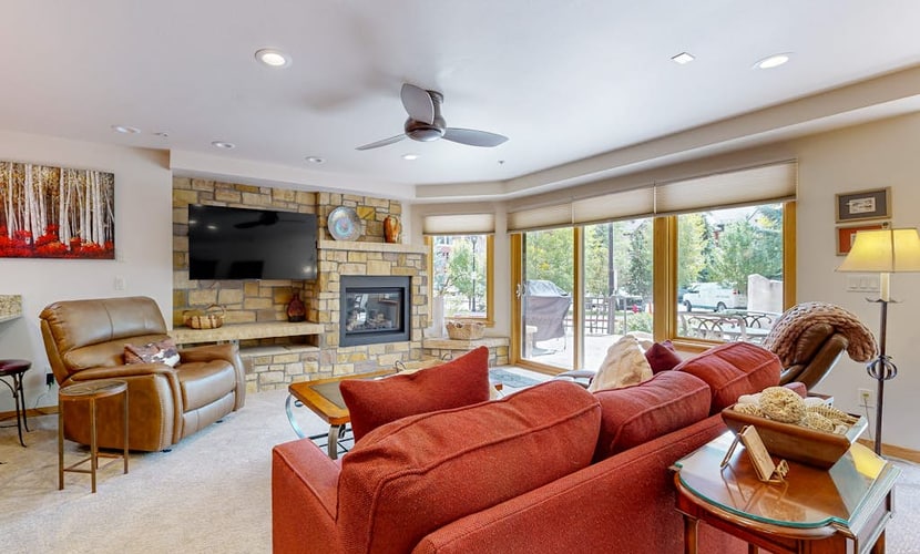 Lionshead Villa w/Fireplace/WiFi/Shared Hot Tubs/Pool in Ski-In/Ski-Out Complex