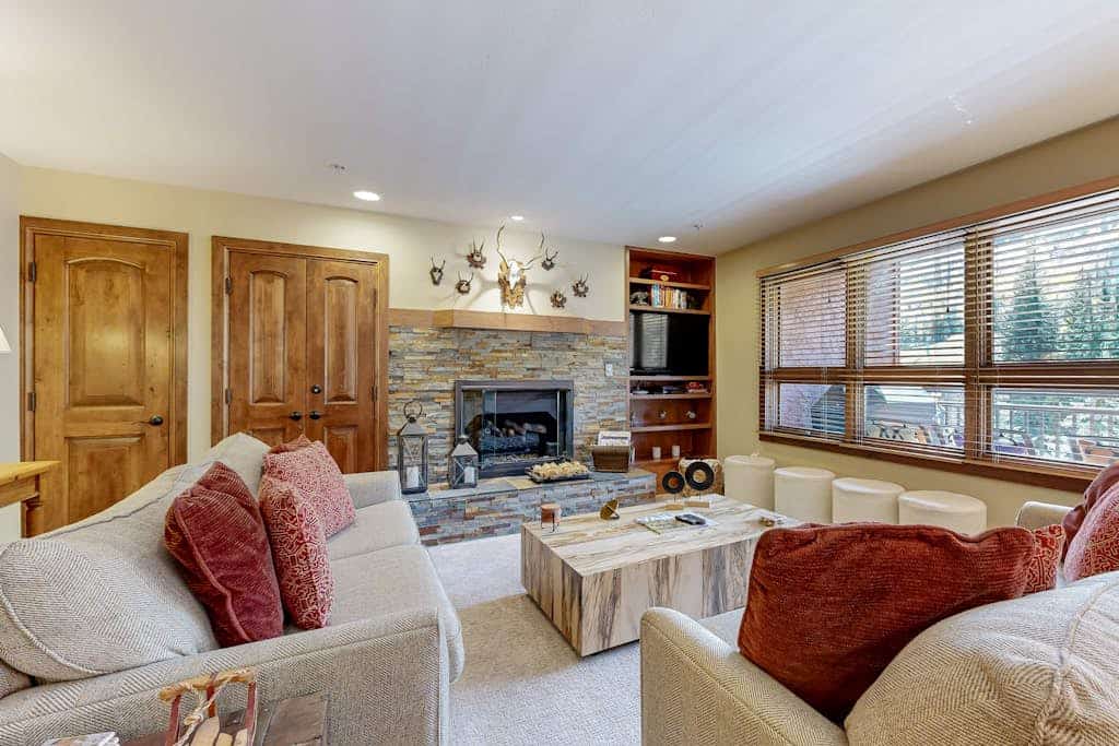 Lion Square Lodge South 550