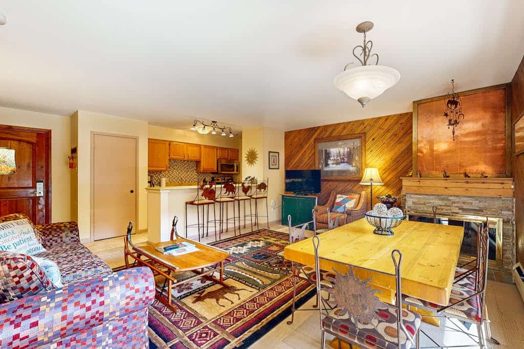 Mountain view, ski-in/out condo w/ fireplace, fast WiFi, shared pool/hot tubs/WD