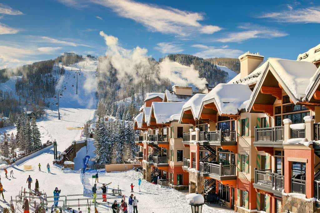 Deluxe ski-in/out studio w/mountain view, fast WiFi & shared hot tubs, pool, W/D